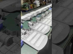 Éclairage de rue LED à haute luminosité et à haut rendement lumineux IP65 Couleur aluminium