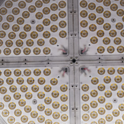 IP66 éclairage de stade LED étanche à l'eau avec une température de couleur de 3000-6500K et une durée de vie de 50 000 heures pour un gymnase en plein air