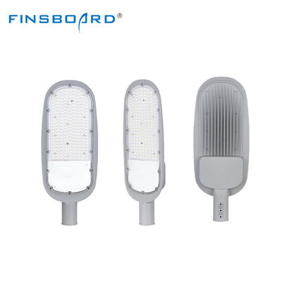 Lampadaire LED haute efficacité avec boîtier en aluminium moulé sous pression étanche IP66 et efficacité de 120 lm/W pour une plage de tension AC85-265V