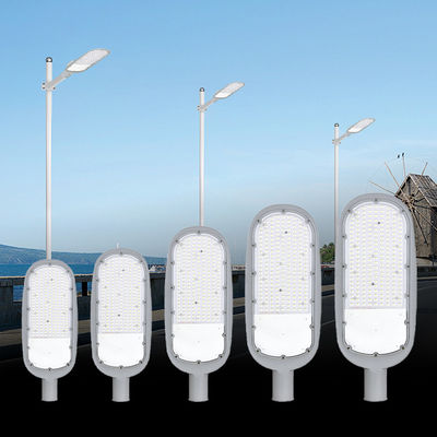 Lampadaire LED haute efficacité avec boîtier en aluminium moulé sous pression étanche IP66 et efficacité de 120 lm/W pour une plage de tension AC85-265V