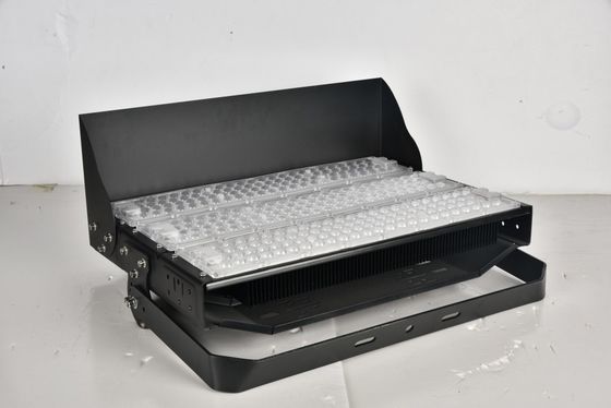 Projecteur de stade LED à support de fixation 750W avec indice d'étanchéité IP67 et durée de vie de 50 000 heures pour terrains de sport et arènes