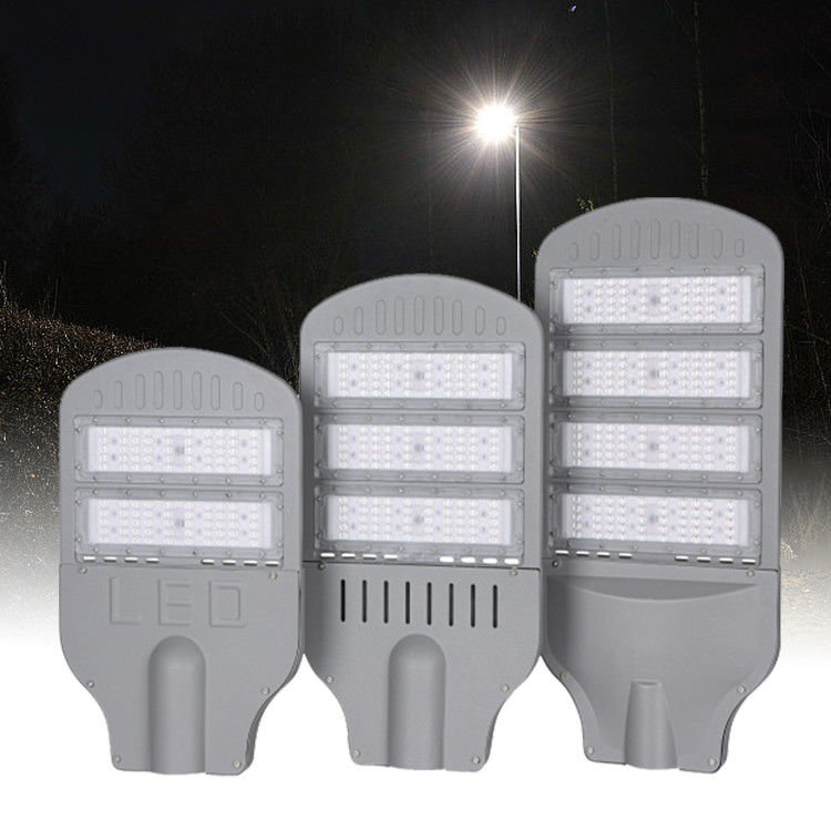 Lampadaire LED haute luminosité avec protection IP65 et support réglable pour l'éclairage routier extérieur
