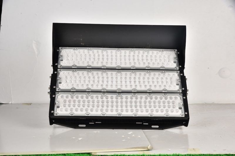 Projecteur de stade LED à support de fixation 750W avec indice d'étanchéité IP67 et durée de vie de 50 000 heures pour terrains de sport et arènes