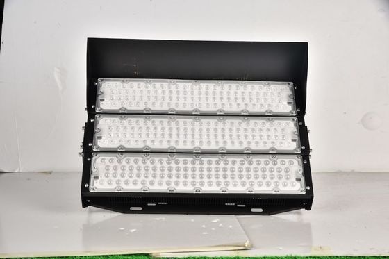 Projecteur de stade LED à support de fixation 750W avec indice d'étanchéité IP67 et durée de vie de 50 000 heures pour terrains de sport et arènes